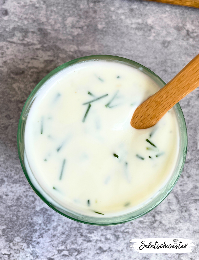 Wenn du nach einem leichten und dennoch cremigen Dressing suchst, das sowohl gesund als auch vegan ist, dann ist dieses Joghurtdressing perfekt für dich! Es vereint den milden Geschmack von pflanzlichem Joghurt mit frischen Kräutern und sorgt für eine leichte, aber würzige Note auf deinen Salaten. Ideal für Salatrezepte, die nicht nur lecker, sondern auch einfach zubereitet sind