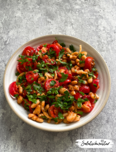 Wenn du auf der Suche nach einem erfrischenden und gesunden Salat bist, dann ist mein Rezept für Bohnensalat mit Tomaten und fruchtigem Dressing genau das Richtige für dich. Dieser Salat vereint die besten Elemente aus frischen Tomaten, knackigen Bohnen und einem fruchtigen Dressing, das einfach unwiderstehlich ist. Perfekt für alle, die schnell und einfach einen köstlichen und veganen Salat genießen möchten. Lass dich inspirieren von meinen Salat Rezepten und entdecke neue Salat Ideen, die gesund und lecker sind.