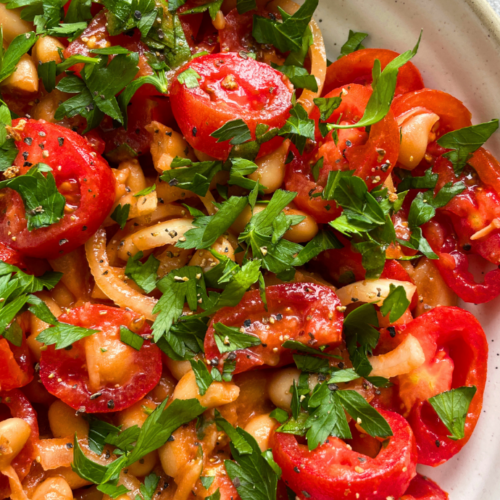 Auf der Suche nach einem neuen, gesunden Salatrezept? Mein Bohnensalat mit Tomaten und fruchtigem Dressing ist genau das Richtige! Dieser Salat ist vegan, schnell zubereitet und bietet eine herrlich frische Kombination aus Tomaten und Bohnen, abgerundet mit einem fruchtigen Dressing. Perfekt für alle, die gesund essen und dabei nicht auf Geschmack verzichten wollen. Erfahre mehr über meine Salat Rezepte und finde dein neues Lieblingsgericht!