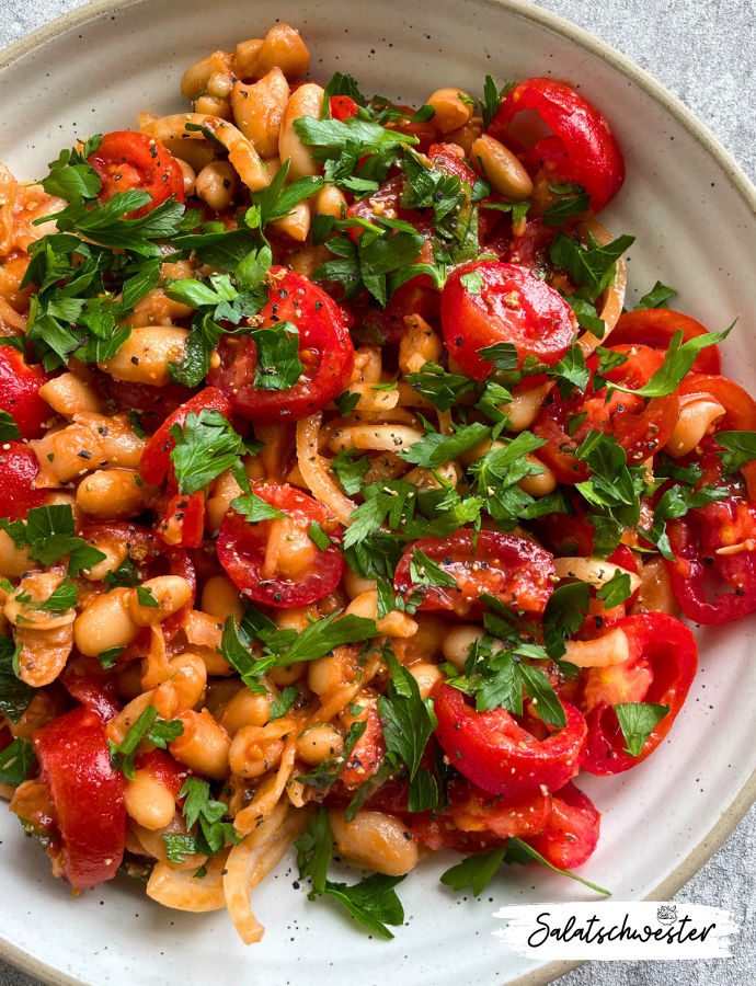 Du liebst Tomatensalat und suchst nach einer neuen, aufregenden Variante? Dann probiere meinen Bohnensalat mit Tomaten und fruchtigem Dressing! Dieses Rezept kombiniert die Frische von Tomaten mit der Sättigung von Bohnen und wird durch ein fruchtiges Dressing zum echten Geschmackserlebnis. Egal ob als schnelles Mittagessen oder als gesunde Beilage – dieser vegane Salat passt immer. Entdecke mehr vegane Rezepte und gesunde Salat Ideen in meinem Blog!