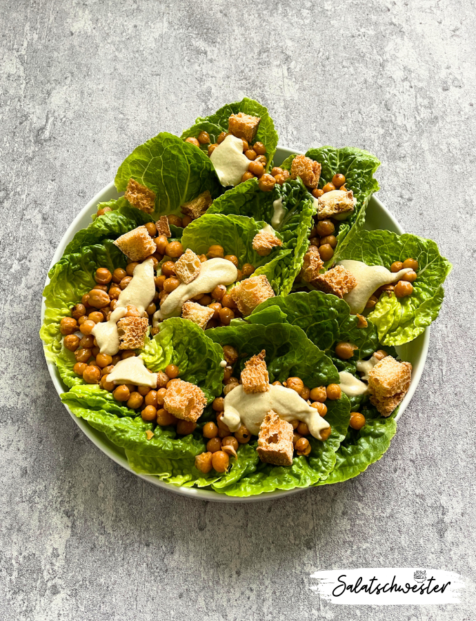 Veganer Caesar Salat mit gerösteten Kichererbsen und selbstgemachtem Caesar Dressing