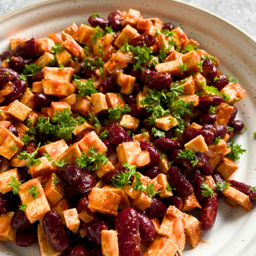 Lust auf eine neue Geschmacksexplosion in deinem Salatrepertoire? Mein Rezept für einen Räuchertofu Salat mit Kidneybohnen und fruchtigem Dressing vereint knusprigen Räuchertofu, zarte Kidneybohnen und ein aromatisches Dressing. Ideal für gesunde, vegane Genussmomente zu jeder Jahreszeit!