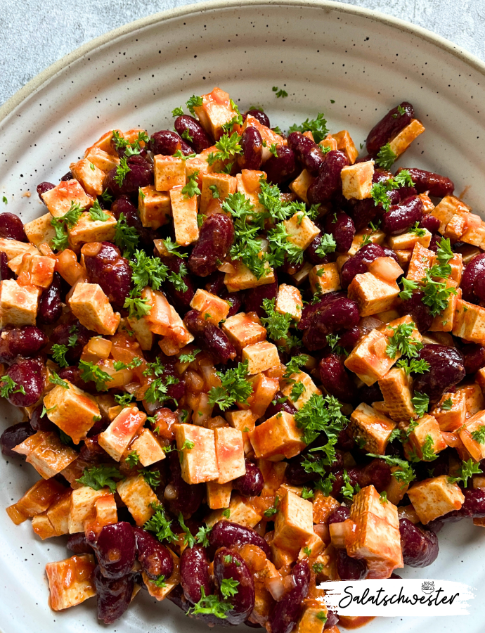 Wenn du nach einem Salat suchst, der dich mit seinem umami-reichen Räuchertofu und den nahrhaften Kidneybohnen begeistert, dann probiere meinen Räuchertofu Salat mit fruchtigem Dressing. Diese Kombination aus herzhaften Aromen und fruchtigen Noten macht diesen Salat zu einem Highlight auf jeder gesunden Tafel.