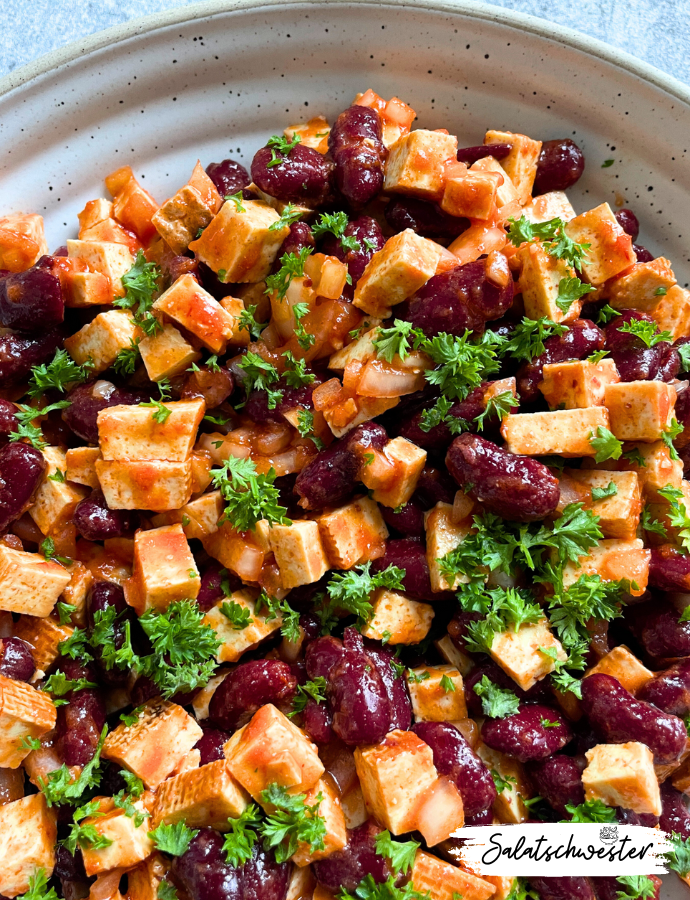 Bist du auf der Suche nach einem schnellen und gesunden Salat? Mein Räuchertofu Salat mit Kidneybohnen und fruchtigem Dressing ist nicht nur einfach zuzubereiten, sondern auch vollgepackt mit köstlichen Zutaten. Perfekt für einen leichten Lunch oder als Beilage zu deinem Abendessen.