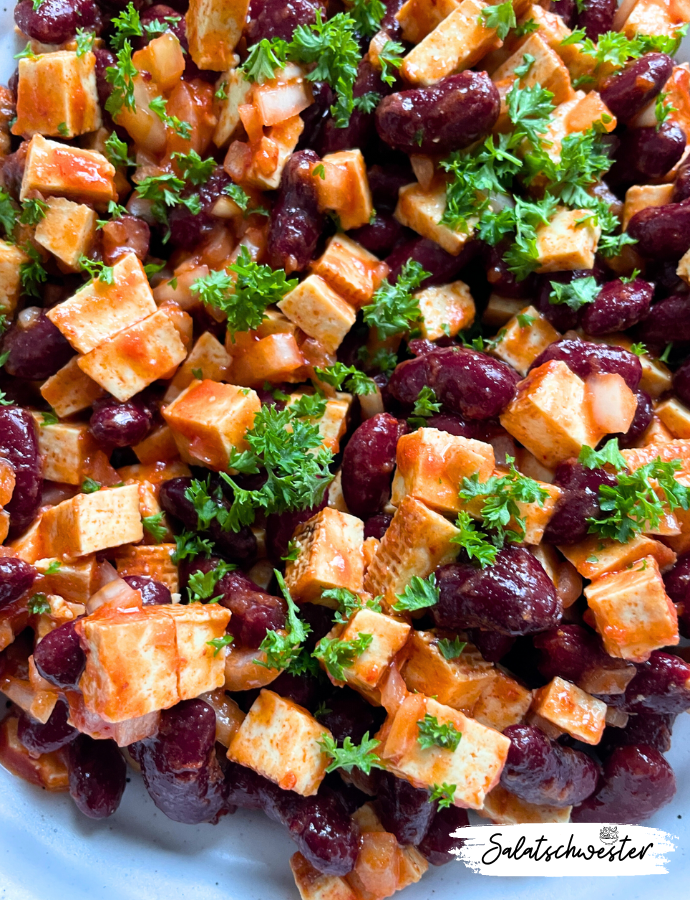 Genieße die Vielfalt der vegetarischen Küche mit meinem Räuchertofu Salat, der mit cremigen Kidneybohnen und einem erfrischenden, fruchtigen Dressing punktet. Dieser Salat vereint herzhafte und süße Aromen zu einem harmonischen Geschmackserlebnis, das dich überzeugen wird.