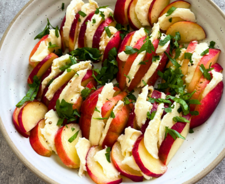 Pfirsich Mozzarella Salat mit frischer Petersilie