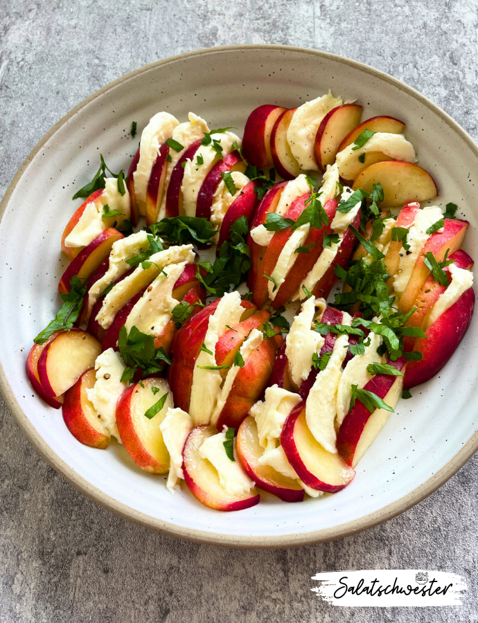 Pfirsich Mozzarella Salat mit frischer Petersilie