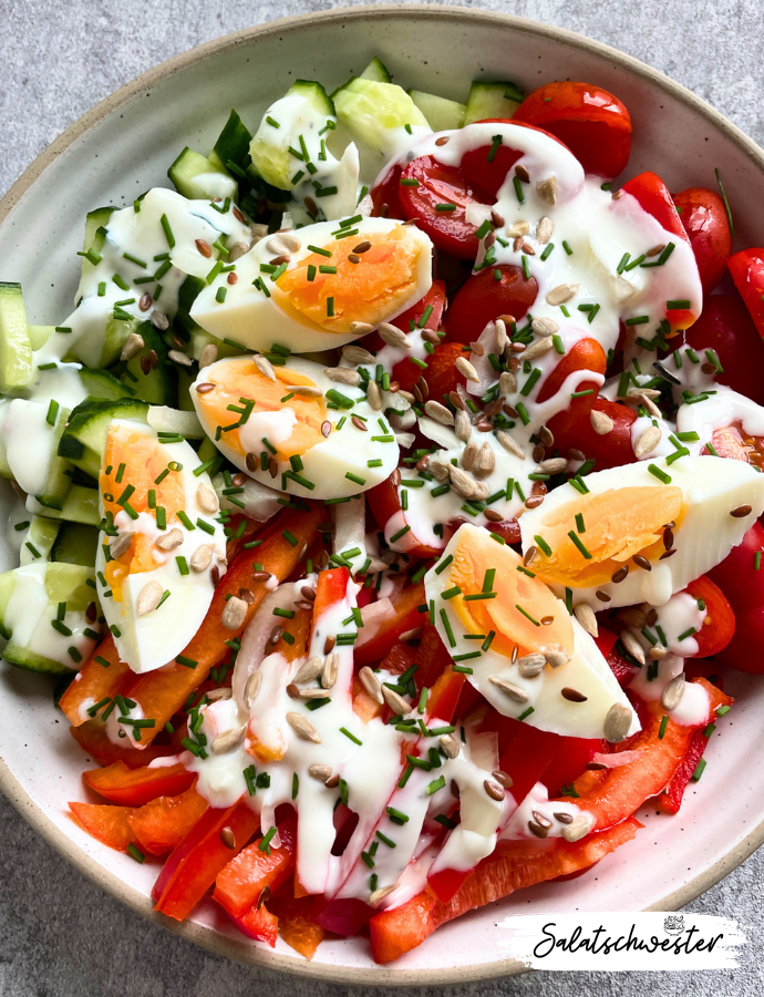 Genieße den Frühling mit diesem leckeren und gesunden Salat: Die Veggie Salat Bowl mit Ei und Joghurtdressing. Frische Gurken, knackiges Gemüse und perfekt gekochte Eier machen diesen Salat zu einem Highlight auf deinem Speiseplan. Das selbstgemachte Joghurtdressing rundet das Ganze ab und verleiht dem Salat einen besonderen Geschmack. Ob als Hauptgericht oder Beilage, dieser Salat ist ideal für alle, die schnelle und gesunde Rezepte suchen.