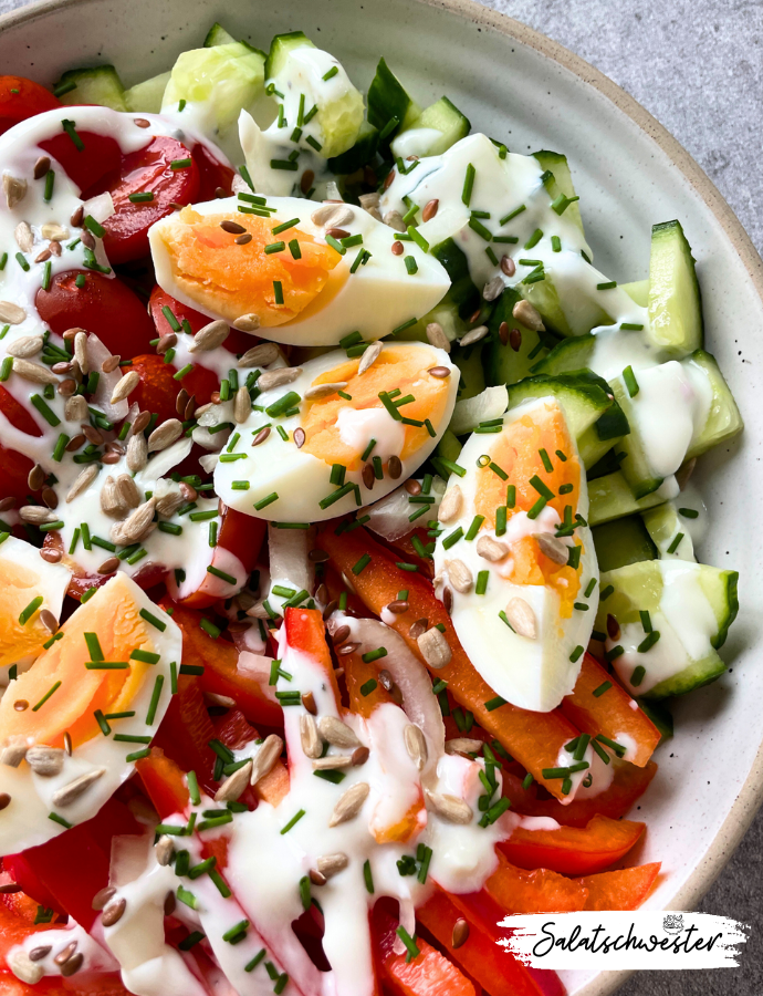 Leicht, frisch und voller Geschmack – die Veggie Salat Bowl mit Ei und Joghurtdressing ist dein neuer Lieblingsfrühlingssalat. Diese Bowl kombiniert alles, was du an Frühlingsrezepten liebst: frische Zutaten, schnelle Zubereitung und eine gesunde Ernährung. Der Salat eignet sich hervorragend als leichtes Mittagessen oder als Beilage zu einem größeren Essen. Mit diesem Rezept kannst du sicher sein, dass du dich gesund und ausgewogen ernährst.