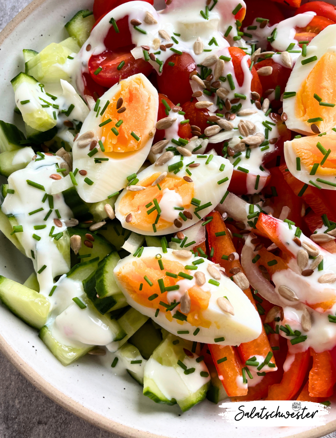 Dieser Frühlingssalat mit Ei und Joghurtdressing bringt Farbe und Frische auf deinen Tisch. Mit der Veggie Salat Bowl kannst du gesunde und leckere Salate genießen, die schnell und einfach zuzubereiten sind. Besonders im Frühling, wenn frisches Gemüse in Hülle und Fülle vorhanden ist, passt dieses Rezept perfekt. Das Joghurtdressing selbst zu machen, verleiht dem Salat eine besondere Note und macht ihn noch köstlicher.