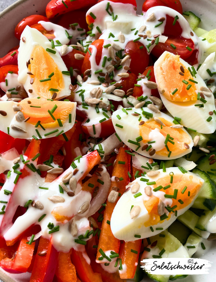 Entdecke die Vielfalt des Frühlings mit dieser köstlichen Veggie Salat Bowl mit Ei und Joghurtdressing. Die Kombination aus frischem Gemüse und einem leichten Joghurtdressing macht diesen Salat zu einer gesunden Wahl für alle, die sich bewusst ernähren möchten. Perfekt für die warme Jahreszeit, vereint dieses Rezept leckere Salatideen mit gesunden und vegetarischen Frühlingsrezepten. Der frische Geschmack von Gurken und der Proteingehalt der Eier machen diesen Salat zu einem wahren Genuss.