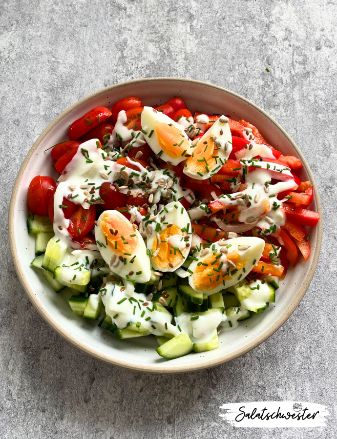 Veggie Salat Bowl mit Ei und Joghurtdressing