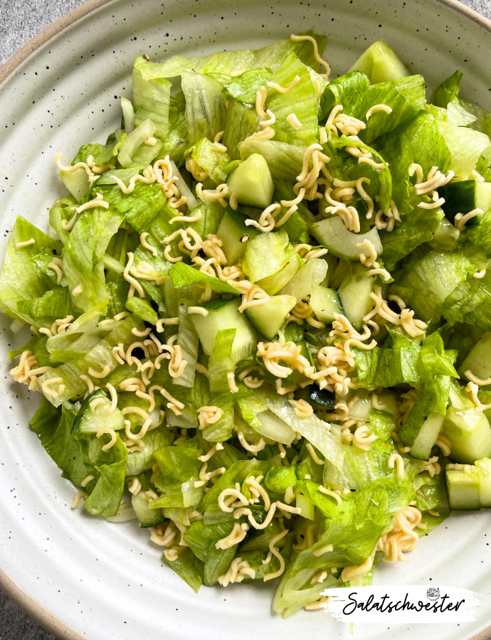 Lust auf einen frischen und knackigen Salat? Mein Yum Yum Salat mit Eisbergsalat und Gurken ist genau das Richtige für dich! Dieses vegetarische Rezept ist nicht nur schnell zubereitet, sondern auch perfekt für den Sommer. Mit seinem leckeren Yum Yum Salatdressing und den frischen Zutaten ist er ideal als Grillsalat oder leichter Herbstsalat. Probiere ihn aus und überzeuge dich selbst von diesem köstlichen Genuss.