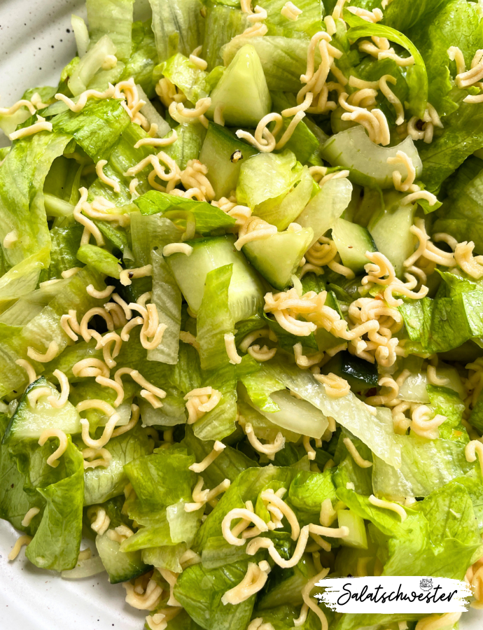 Für alle Liebhaber von schnellen und einfachen Salatideen habe ich das perfekte Rezept: Yum Yum Salat mit Eisbergsalat und Gurken. Dieser vegetarische Salat ist ideal für Sommertage oder als leichter Herbstsalat. Das Beste daran? Er ist unglaublich einfach zuzubereiten und schmeckt fantastisch. Egal ob als Beilage für die nächste Grillparty oder als Partysalat – dieser Yum Yum Salat wird dich und deine Gäste begeistern.