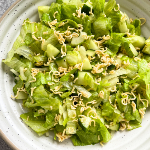 Bist du auf der Suche nach einem erfrischenden und einfachen Salat für jede Gelegenheit? Mein Rezept für Yum Yum Salat mit Eisbergsalat und Gurken ist genau das Richtige für dich! Dieses vegetarische Gericht ist nicht nur schnell zubereitet, sondern auch eine wahre Geschmacksexplosion. Perfekt für den Sommer oder als leichter Herbstsalat, wird dieser Salat garantiert dein neuer Favorit. Probiere ihn aus und lass dich von den knackigen Aromen überzeugen.