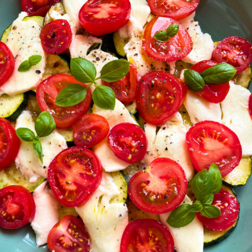 Suchst du nach neuen Salatideen, die einfach und gesund sind? Mein Zucchini Mozzarella Salat mit Tomaten bietet genau das. Die Kombination aus gebratenen Zucchini, frischem Mozzarella und aromatischen Tomaten macht diesen Salat zu einem wahren Genuss. Perfekt für jeden Tag, wenn es schnell gehen soll und du trotzdem etwas Leckeres und Nahrhaftes auf dem Teller haben möchtest.