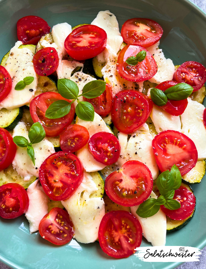 Zucchini Mozzarella Salat mit Tomaten