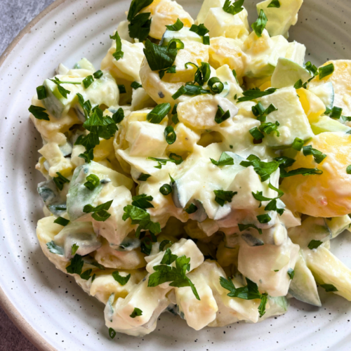 Wenn du nach einem einfachen und dennoch raffinierten Kartoffelsalat-Rezept suchst, solltest du diesen Grünen Kartoffelsalat ausprobieren. Das cremige Schmand-Dressing harmoniert perfekt mit den frischen Zutaten und macht den Salat zu einem wahren Genuss. Als Wintersalat oder Herbstsalat ist er eine sättigende und gesunde Option für jede Mahlzeit.