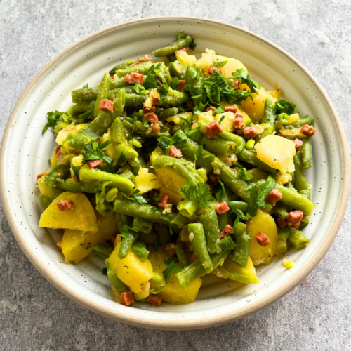 Dieser vegane Kartoffelsalat mit grünen Bohnen und Schinkenwürfeln ist eine kreative und köstliche Alternative zum klassischen Kartoffelsalat. Die Kombination aus knackigen Bohnen, würzigem veganem Schinken und gesunden Kartoffeln macht ihn zur perfekten Wahl für alle, die auf der Suche nach einem einfachen, aber dennoch sättigenden und gesunden Salat sind.