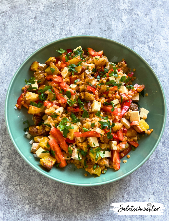 Entdecke einen neuen Favoriten für deinen nächsten Salatteller! Dieser Kartoffelsalat mit roten Linsen und Räuchertofu ist nicht nur reich an pflanzlichem Eiweiß, sondern auch eine vollwertige, vegane Mahlzeit. Perfekt für alle, die nach Salat Rezepten suchen, die sowohl gesund als auch sättigend sind. Ein Muss für die kälteren Monate als herzhaftes Herbstsalat-Gericht.