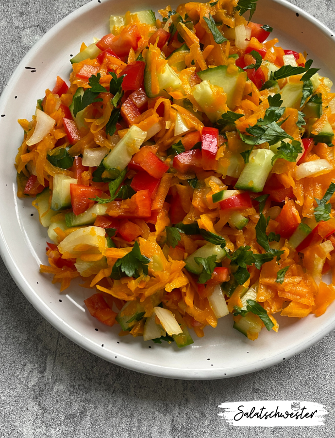 Kürbis-Rohkostsalat mit Paprika und Gurken