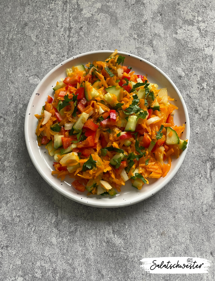 Dieser Kürbis-Rohkostsalat mit Paprika und Gurken bringt frische Aromen und gesunde Zutaten auf deinen Teller. Ein einfaches und schnell zubereitetes veganes Salat-Rezept, das sich hervorragend als Herbstsalat oder Wintersalat eignet. Perfekt für alle, die Rohkost und gesunde, vegetarische Salatideen lieben.