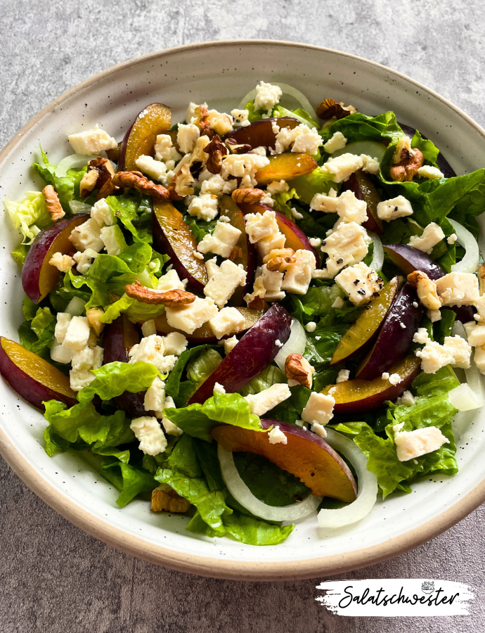 Salat mit Pflaumen, Walnüssen und Hirtenkäse