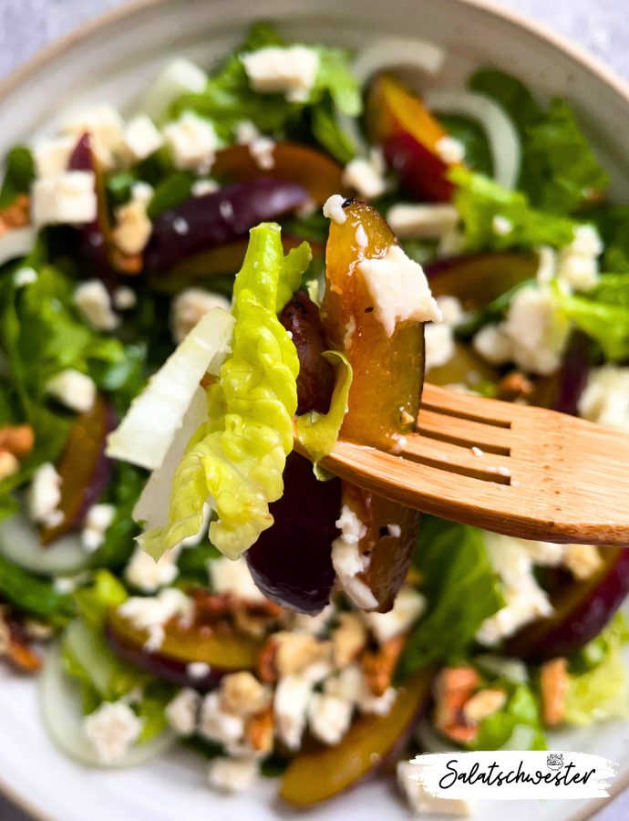 Fruchtige Pflaumen treffen auf herzhaften Hirtenkäse! Dieser Salat mit Pflaumen, Walnüssen und Hirtenkäse bringt frischen Wind in deine Herbstsalate. Mit einer tollen Balance aus süß und herzhaft ist dieses Salat Rezept nicht nur lecker, sondern auch gesund. Ideal als Vorspeise oder leichte Hauptspeise an einem gemütlichen Herbstabend.