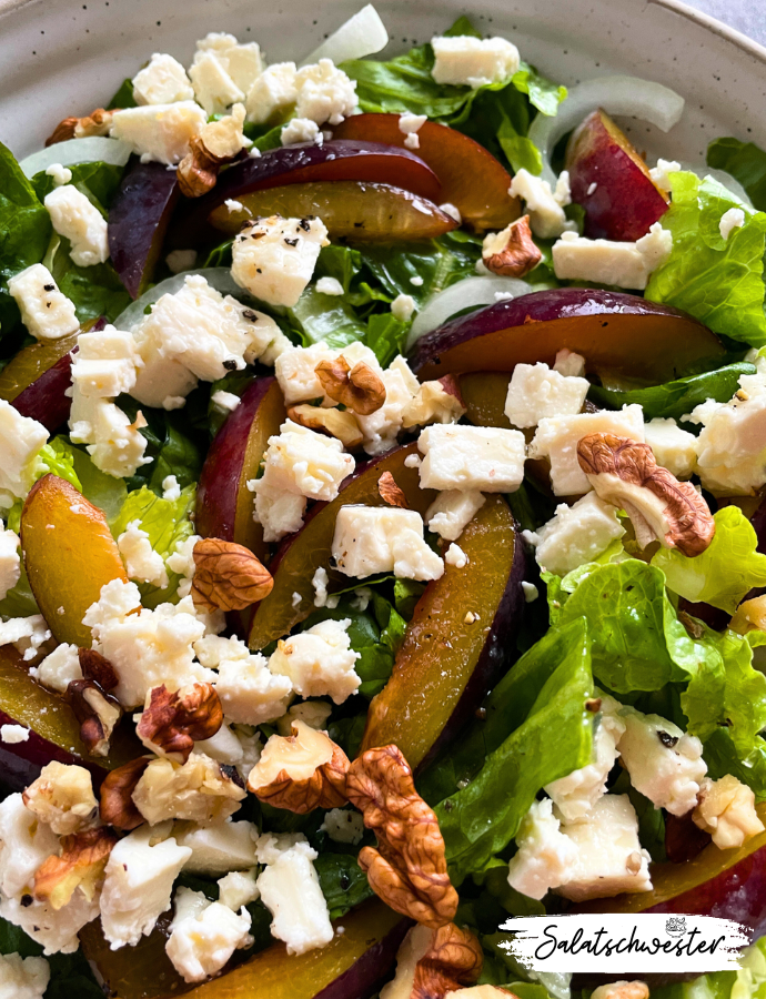 Die perfekte Mischung aus Herbstfrüchten und Nüssen! Mein Salat mit Pflaumen, Walnüssen und Hirtenkäse bringt die fruchtige Süße der Pflaumen und die cremige Textur des Hirtenkäses zusammen. Mit knackigen Walnüssen verfeinert, passt dieser vegetarische Salat hervorragend als leichtes Mittagessen oder herzhafte Beilage. Probiere dieses Rezept, wenn du nach neuen Salatideen für die kälteren Monate suchst.