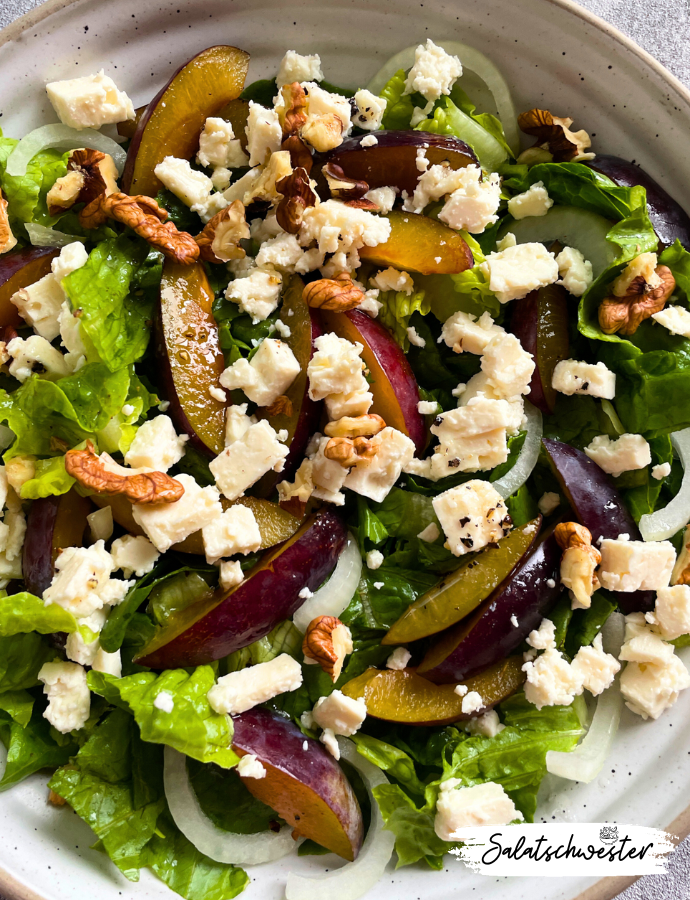 Lust auf einen kreativen Twist in deiner Salatschüssel? Dieser Salat mit Pflaumen, Walnüssen und Hirtenkäse ist eine harmonische Kombination aus süß und herzhaft. Die knackigen Walnüsse und der cremige Hirtenkäse ergänzen die fruchtigen Pflaumen perfekt. Ein idealer Herbstsalat für alle, die gerne Salatrezepte gesund und saisonal gestalten möchten.