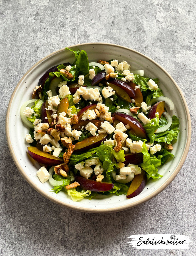 Zwischen süß und herzhaft – der perfekte Salat für den Herbst. Mein Salat mit Pflaumen, Walnüssen und Hirtenkäse vereint fruchtige Zwetschgen, knackige Walnüsse und cremigen Hirtenkäse in einer Schüssel. Dieser Wintersalat ist eine tolle Option für alle, die neue Salatrezepte ausprobieren und dabei auf saisonale Zutaten setzen möchten.