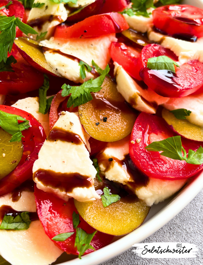 Fruchtig, frisch und besonders – Wenn du deinen klassischen Tomate-Mozzarella-Salat auf ein neues Level heben möchtest, probiere diese herbstliche Version mit saftigen Zwetschgen. Der perfekte Partysalat oder als Highlight auf deiner Salatplatte für besondere Anlässe!