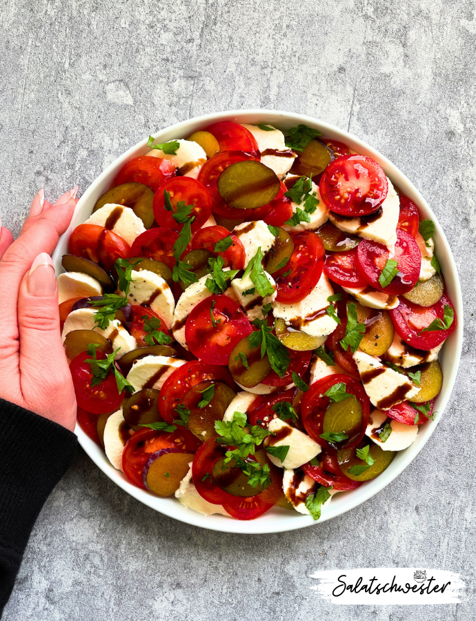 Tomate-Mozzarella-Salat mit Zwetschgen Salatplatte