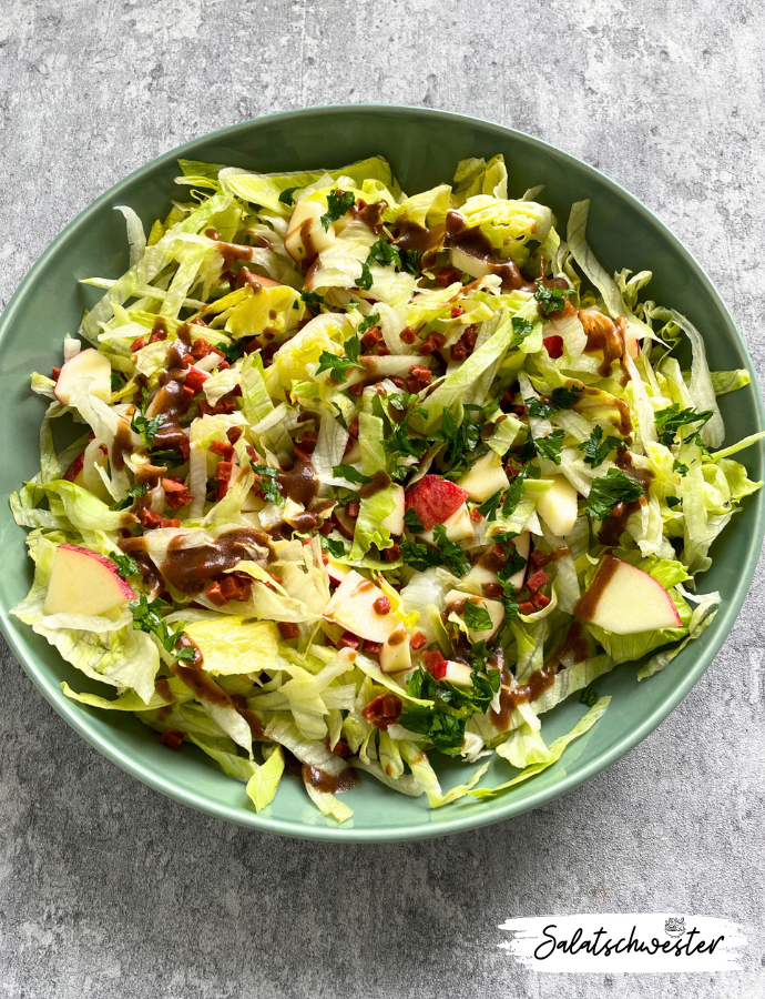 Salat mit Pflaumen-Vinaigrette und veganen Schinkenwürfeln