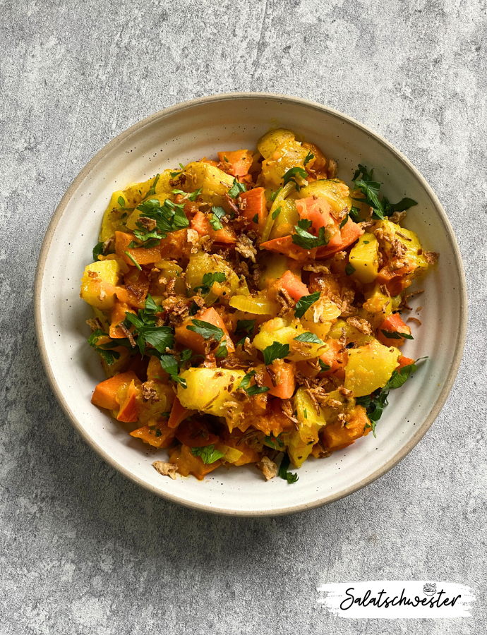 Dieser Kartoffelsalat mit Kürbis und Röstzwiebeln bringt herbstliche Aromen auf deinen Teller. Eine köstliche Kombination aus geröstetem Kürbis und würzigen Zwiebeln macht diesen veganen Kartoffelsalat zu einer leckeren und gesunden Alternative. Ideal, wenn du auf der Suche nach neuen Salatideen bist oder ein leichtes Salat Rezept für den Herbst suchst!