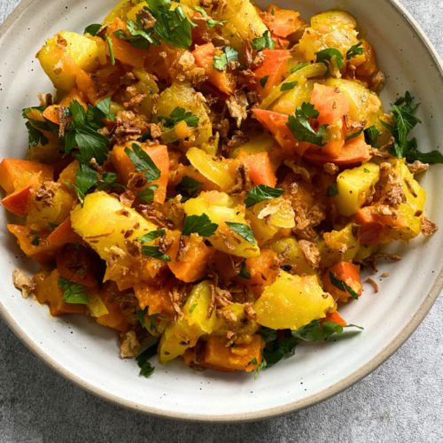 Schnell, einfach, lecker: Suchst du nach einem veganen Kartoffelsalat, der schnell zuzubereiten und voller Geschmack ist? Dieser Kartoffelsalat mit Kürbis und Röstzwiebeln ist perfekt für ein leichtes Mittagessen oder als Beilage zu deinem Lieblingsgericht. Mit gesunden Zutaten wie Kürbis und Kartoffeln ist er eine tolle Option für alle, die vegetarische Rezepte oder Salat Rezepte gesund lieben.