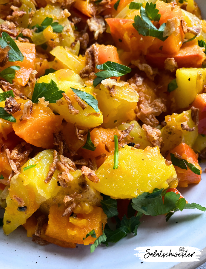 Gesund und vegan: Entdecke einen Kartoffelsalat vegan, der mit wenigen Zutaten ein echtes Geschmackserlebnis bietet! Der Kartoffelsalat mit Kürbis und Röstzwiebeln ist nicht nur gesund, sondern auch in wenigen Schritten zubereitet. Dieses Salat Rezept eignet sich hervorragend als Beilage oder leichtes Abendessen – und das ganz ohne Mayo!