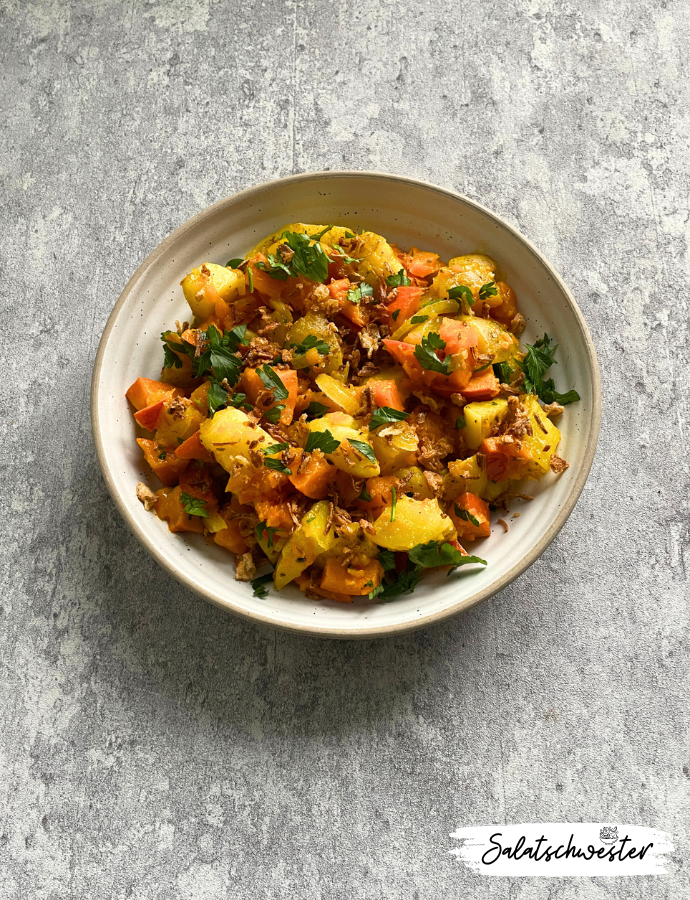 Abwechslung für den Klassiker: Wenn du den klassischen Kartoffelsalat neu entdecken möchtest, ist dieser Kartoffelsalat mit Kürbis und Röstzwiebeln genau das Richtige. Die Kombination aus zarten Kartoffeln, süßlichem Kürbis und knusprigen Zwiebeln macht ihn zu einem Highlight auf jedem Buffet oder als Beilage zu herzhaften Gerichten. Natürlich vegan und voller Geschmack!