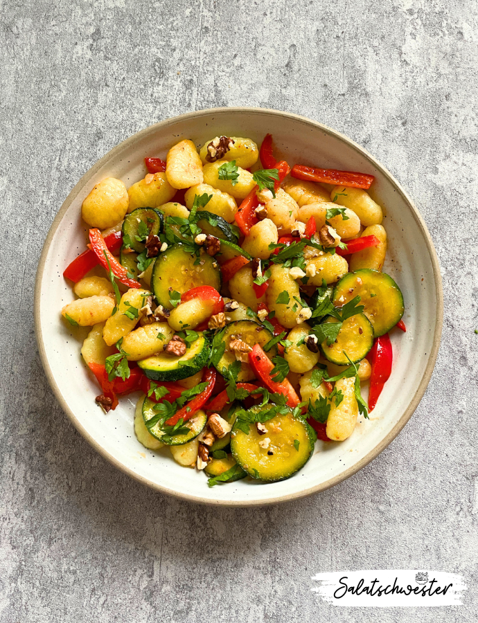 Lust auf eine neue Kombination? Mein Rezept für einen lauwarmer Gnocchi Salat mit Paprika und Zucchini bringt Abwechslung in die Küche! Ein herzhaftes und dennoch leichtes Gericht, das perfekt als herbstlicher Salat oder als gesunder Mittagssnack funktioniert. Diese vegane Salatidee überzeugt nicht nur mit Geschmack, sondern auch mit saisonalen Zutaten.