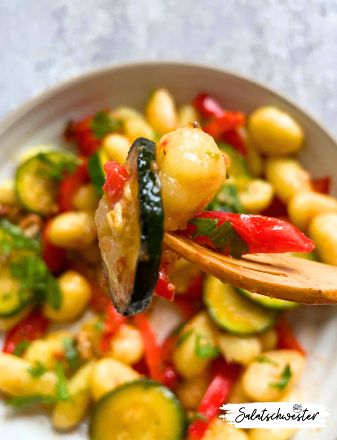 Wenn du Gnocchi liebst, wird dir dieser Salat gefallen! Der lauwarme Gnocchi Salat mit Zucchini und Paprika ist die perfekte Kombination aus herzhaft und frisch. Egal ob als Wintersalat oder für ein gemütliches Dinner – dieser Salat bringt Wärme in die kalten Tage und ist dabei wunderbar leicht.