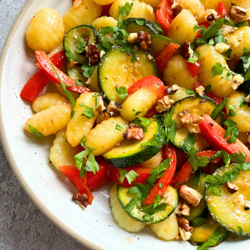 Schnell, gesund und vegan! Dieser lauwarme Gnocchi Salat mit Zucchini und Paprika vereint alles, was du für ein schnelles Mittagessen oder als Meal Prep brauchst. Die leckeren Gnocchi sorgen für Sättigung, während Zucchini und Paprika für die nötige Frische und Bissfestigkeit sorgen.