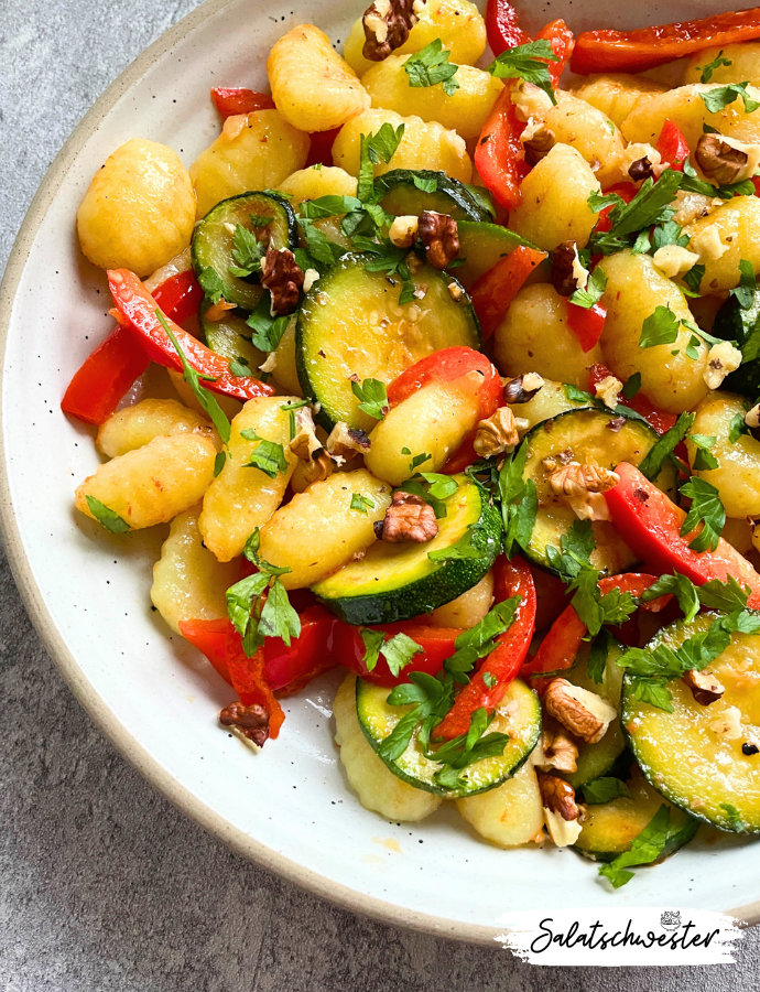 Lauwarmer Gnocchi Salat mit Paprika und Zucchini