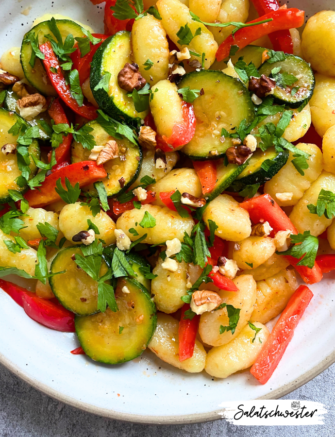 Ein echtes Highlight für die Herbstküche: Dieser lauwarme Gnocchi Salat ist perfekt, um in den kälteren Monaten zu genießen. Die Kombination aus Paprika und Zucchini bringt Farbe und Vitamine auf den Teller, während die Gnocchi für eine extra Portion Comfort Food sorgen. Ideal für ein leichtes Abendessen oder einen gesunden Wintersalat.