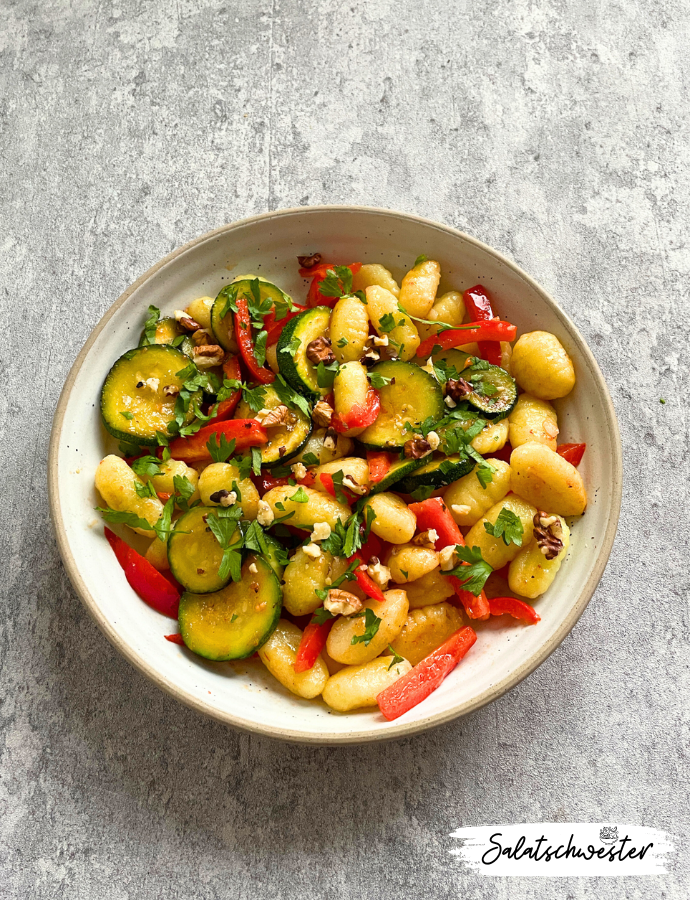 Du suchst nach einer sättigenden, aber leichten Mahlzeit? Mein Gnocchi Salat mit Zucchini und Paprika ist perfekt dafür. Die Gnocchi verleihen dem Salat eine herzhafte Note, während die frischen Zutaten wie Zucchini und Paprika eine perfekte Balance schaffen. Perfekt als veganes Salatdressing mit einfachem Dressing und ideal für einen gesunden Salat.