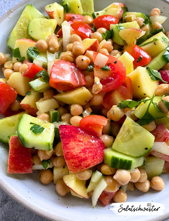 Du suchst nach einem schnellen und gesunden Salatrezept für den Alltag? Mein Kichererbsensalat mit Apfel und Senfdressing ist genau das Richtige. Mit nur wenigen Zutaten zauberst du einen frischen und leichten Salat, der voller Geschmack und gesunder Nährstoffe steckt. Ideal als Mittagessen oder leichte Mahlzeit, die sich perfekt in deinen Ernährungsplan integrieren lässt.