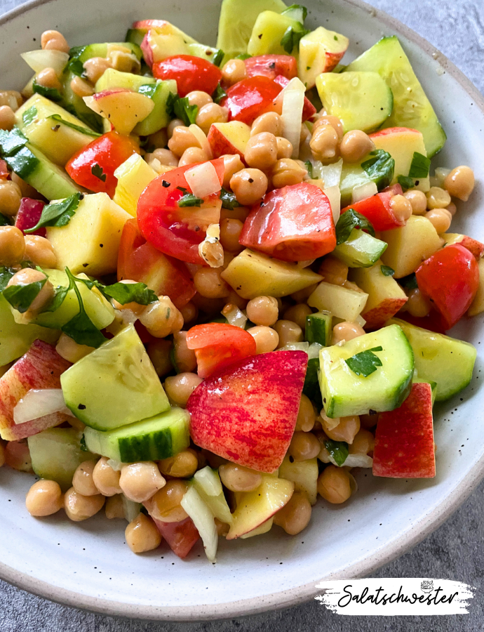 Mein Kichererbsensalat mit Apfel und Senfdressing ist der perfekte Begleiter für den Herbst! Der knackige Apfel, kombiniert mit den sättigenden Kichererbsen und dem würzigen Senfdressing, sorgt für eine geniale Geschmacksexplosion. Dieses vegane Rezept ist nicht nur lecker, sondern auch super gesund – und eine perfekte Option für alle, die auf der Suche nach einem herbstlichen oder winterlichen Salat sind.