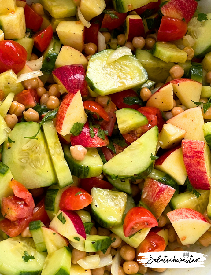 Schnell, einfach und vollgepackt mit Geschmack: Mein Kichererbsensalat mit Apfel und Senfdressing ist die perfekte Lösung für alle, die wenig Zeit haben und dennoch eine gesunde Mahlzeit auf dem Tisch wollen. Ideal für die Arbeit oder unterwegs, bietet dieser Salat eine ausgewogene Mischung aus Kichererbsen, knackigem Apfel und einem würzigen, veganen Senfdressing.