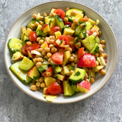 Lust auf einen frischen Salat, der gleichzeitig sättigt und gesund ist? Mein Kichererbsensalat mit Apfel und Senfdressing kombiniert fruchtige Süße mit herzhafter Würze. Egal ob als leichte Mahlzeit oder Beilage – dieser vegane Salat ist nicht nur lecker, sondern auch voller wertvoller Nährstoffe und somit perfekt für alle, die gesund genießen möchten.