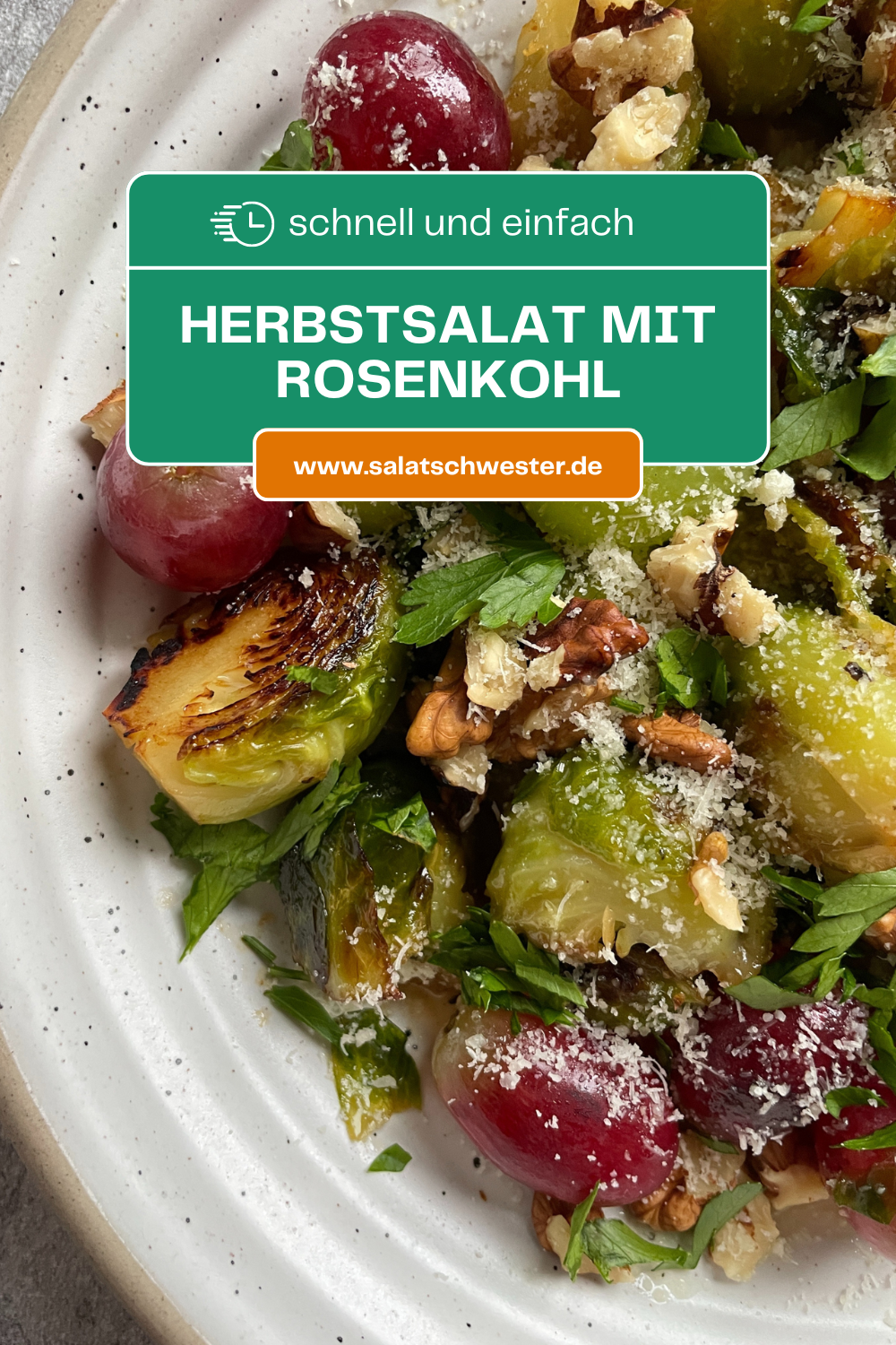 Herbstliche Salatideen sind genau das Richtige für diese Jahreszeit! Mein Rosenkohl-Salat mit Trauben und Walnüssen kombiniert knackiges Gemüse mit der Süße von Weintrauben und der herben Note von Walnüssen. Wenn du auf der Suche nach einem gesunden Herbstsalat bist, der nicht nur lecker, sondern auch leicht zuzubereiten ist, ist dieses Rosenkohl-Rezept perfekt für dich!