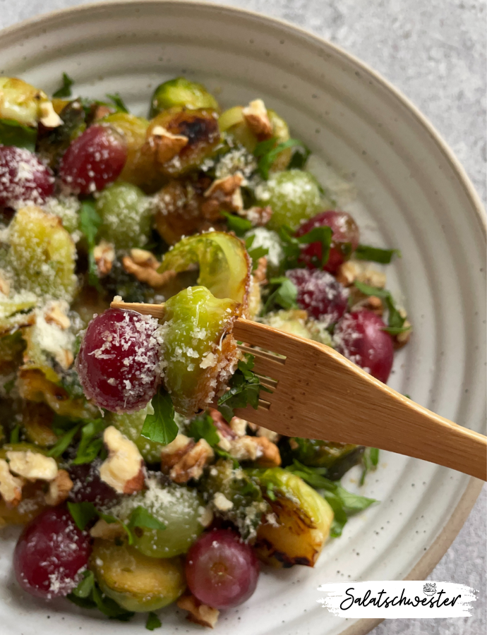 Herbstsalat deluxe: Diese Kombination aus geröstetem Rosenkohl, süßen Trauben und aromatischen Walnüssen bringt nicht nur Abwechslung in deine Salatideen, sondern ist auch gesund und leicht zuzubereiten. Ein vegetarisches Rezept für alle, die saisonal kochen und den Herbst in vollen Zügen genießen möchten.